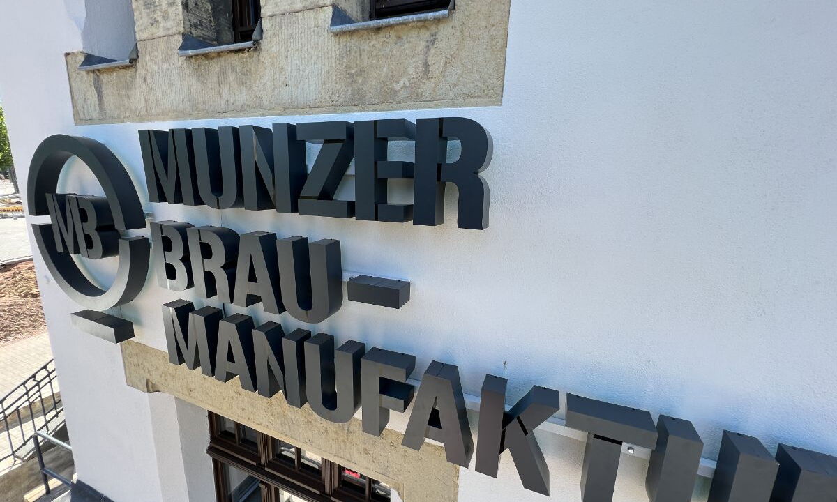 Münzer Braumanufaktur 3D-Buchstaben Fassade